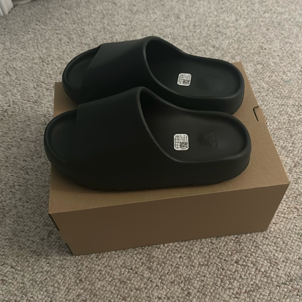 yeezy slide “dark onyx” size 7